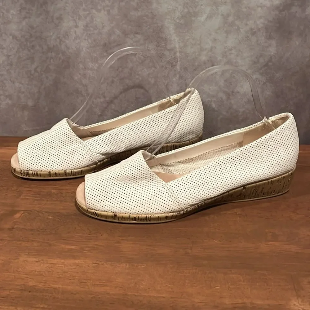 Aerosoles Spring Break white perforated leather peep toe espadrilles size 8.5
